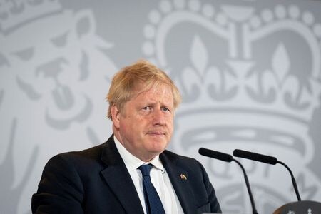 　４月２６日、ジョンソン英首相は、テレビチャンネル「トークＴＶ」の番組で、ロシアのプーチン大統領がウクライナでさらに軍事的な失敗をした場合に戦術核使用を検討するかと聞かれると「そうは思わない」と答えた。ニューデリーで２２日、代表撮影（２０２２年　ロイター）