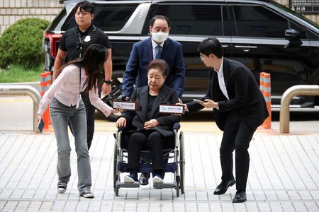 　１２月１日　尹錫悦前大統領の妻である金健希被告に高級品を不正に贈ったとして起訴された、世界平和統一家庭連合（旧統一教会）総裁の韓鶴子被告（写真中央）に対する初公判が１日、ソウル中央地裁で開かれた。写真は９月２２日、ソウルで撮影（２０２５年　ロイター／Kim Hong-Ji）