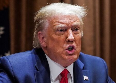 　１０日、トランプ米大統領は教育機関向け税制優遇措置や予算の再審査を財務省に指示すると述べ、新型コロナウイルス流行に伴い閉鎖されている学校や大学の再開に向けた圧力を強めた。写真はトランプ米大統領。９日撮影（２０２０年　ロイター/Kevin Lamarque）