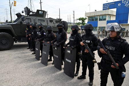 　    エクアドルの警察は５日夜、首都キトのメキシコ大使館に強行突入し、大使館に滞在していたグラス元副大統領を逮捕した。写真は６日、現地で警備する警察官（２０２４年　ロイター/Marcos Pin）
