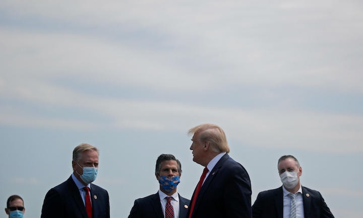 5月14日、共和党議員を引き連れて医療関連会社を視察に訪れたトランプ。前週にマスクなしでマスク工場を訪れ批判されたばかりだが　Carlos Barria−REUTERS