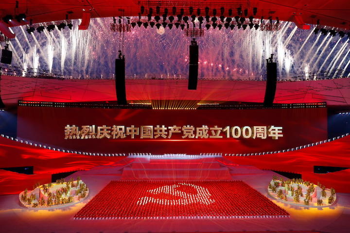 北京で行われた中国共産党創立100周年を祝う文芸公演（6月28日）　Thomas Peter-REUTERS