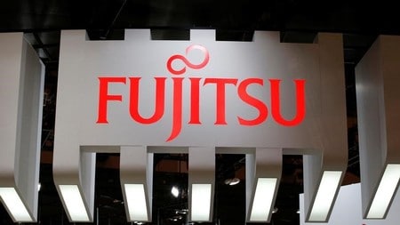 　１１月２日、富士通は、パソコン事業を手掛ける子会社株式の５１％を中国のパソコン大手レノボ・グループ（聯想集団）<0992.HK>に売却すると発表した。写真は富士通のロゴ。２０１６年１０月に千葉で撮影（２０１７年　ロイター／Toru Hanai）