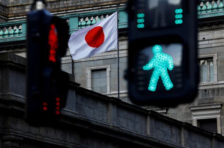 　　日銀が１０月２９、３０日の金融政策決定会合で議論する「経済・物価情勢の展望」（展望リポート）で、今年度の実質国内総生産（ＧＤＰ）見通しを引き上げる可能性があることが分かった。日銀本店前で１月撮影（２０２５年　ロイター/Issei Kato）