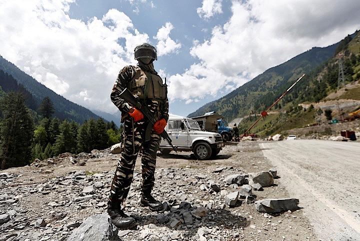 中国軍は8日朝、インドとの国境地帯でインド側が7日に空中に向けて威嚇射撃を行ったと非難する声明を出した。写真は今月2日国境付近を警備するインド側の兵士。REUTERS/Danish Ismail