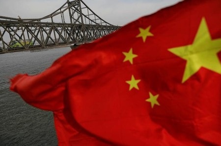 　５月２６日、中国は、格付け大手ムーディーズ・インベスターズ・サービスが約３０年ぶりに同国の格付けを引き下げたことについて、不適切な手法に基づいているとして一笑に付そうとしている。写真は中国の国旗。遼寧省で４月撮影（２０１７年　ロイター/Damir Sagolj）