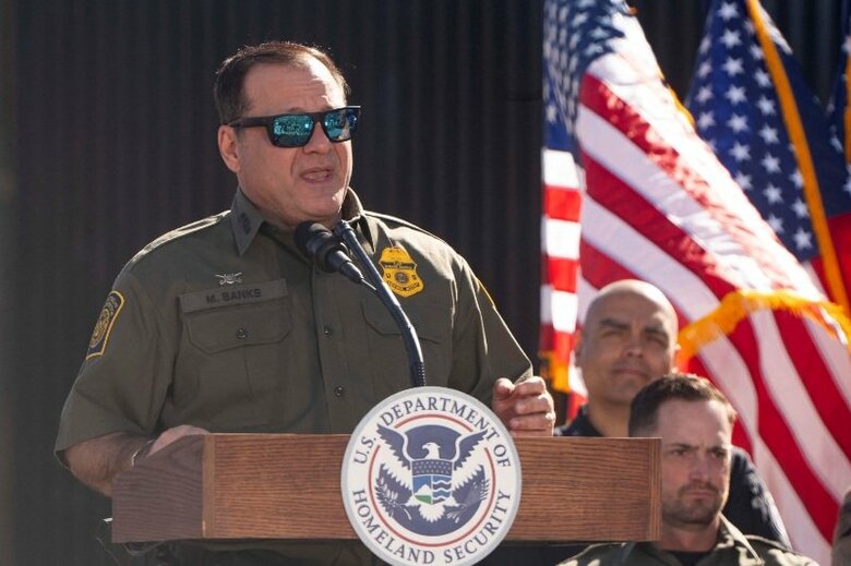 写真は米国境警備隊のマイケル・バンクス長官。2月4日、アリゾナ州ノガレス近郊のメキシコ国境付近で撮影。REUTERS/Rebecca Noble