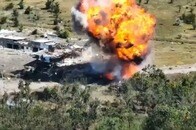 【動画】ロシア戦闘車に、上空から「連続」で襲い掛かるドローン群...「車列ごと破壊」のシーンをウクライナ軍が公開
