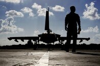 イギリス空軍、日本派遣の戦闘機を南シナ海へ　20年には空母も