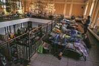 命がけの逃避行...その先でウクライナ難民たちを待っていた「避難生活」の苦難