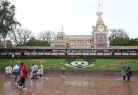 米ディズニー､テーマパーク部門で約2万8000人削減へ　ディズニーランド再開めど立たず