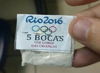 リオは便乗商法が花盛り、五輪マークのコカインまで