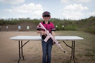 【写真特集】女性限定、銃の使い方教えます