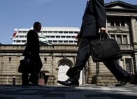 黒田日銀、金融政策は据え置き、物価2％達成時期を先送り