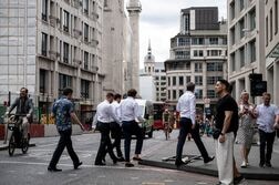 英小売業界、今後3年間に若者10万人分の雇用創出へ