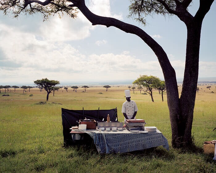 野生動物の保護区では、近隣のロッジのシェフが屋外で慌ただしく働く。宿泊客が早朝の熱気球観光から戻ってくるまでに朝食を準備するのだという
