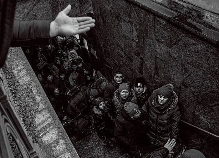 西部リビウの駅でポーランド行きの電車のために並ぶ避難民たち（3月）