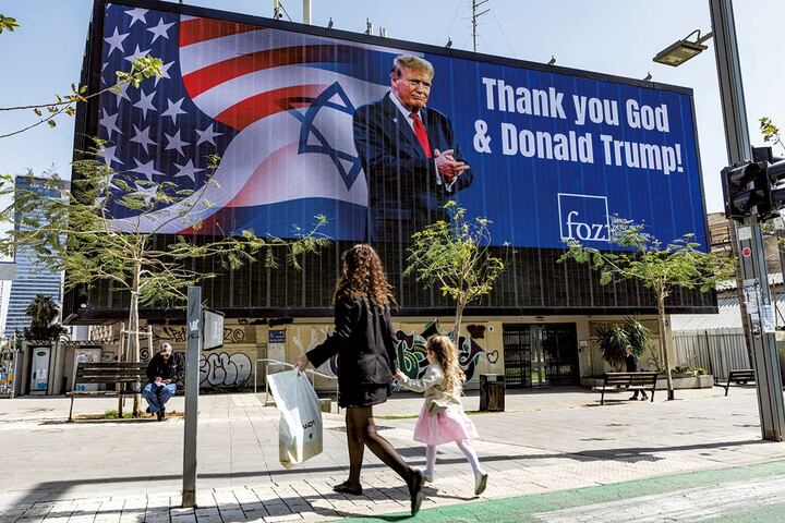イラン戦争中、イスラエルの都市テルアビブに福音派の団体が出した看板（3月12日）