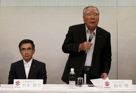 ８月３０日、独フォルクスワーゲン（ＶＷ）との資本提携の解消を求めていたスズキは、国際商業会議所国際仲裁裁判所がスズキ側の要求を認める判断を下したと発表した。スズキはＶＷ保有の１９．９％分の自社株を市場価格で買い戻す。写真は、会見するスズキの鈴木修会長（右）（２０１５年　ロイター／Issei Kato）