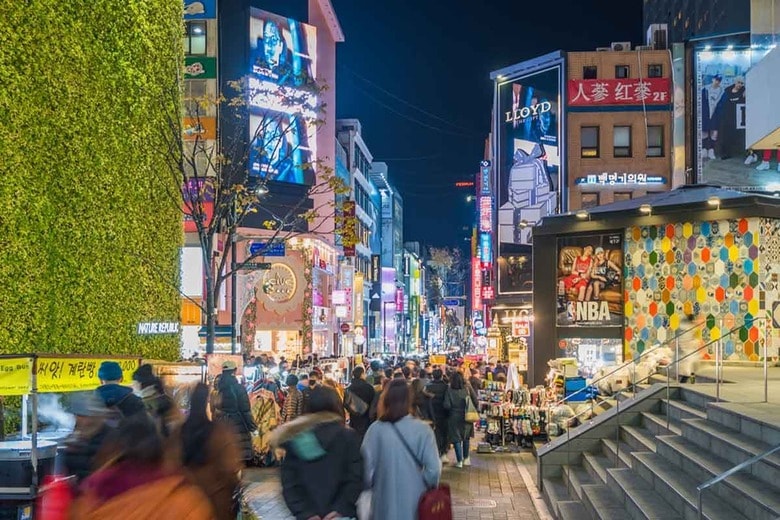 ソウルの繁華街　CJNattanai-iStock.