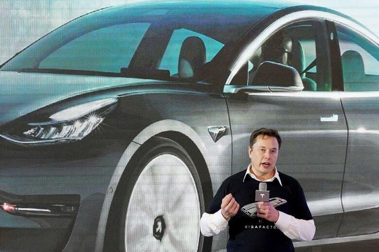 テスラのイーロン・マスクCEOは、同社の量産型セダン「モデル3の最悪期」にアップルのティム・クックCEOにテスラ売却に関する協議を持ちかけたことをツイッターで明らかにした。写真はマスク氏。上海で1月撮影（2020年　ロイター／Aly Song）