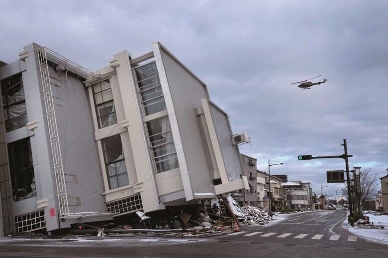 輪島塗の最大手「五島屋」の7階建てのビルが横倒しに。上空には自衛隊のヘリコプターが行き交う（1月14日、輪島市）KOSUKE OKAHARA FOR NEWSWEEK JAPAN