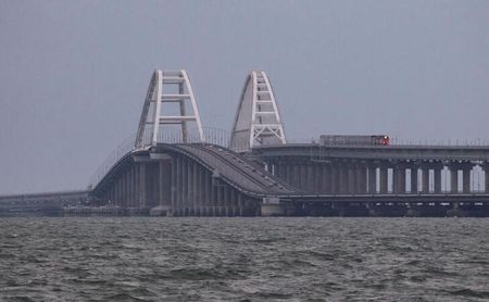 　ロシア連邦保安局（ＦＳＢ）は３日、ロシアを後ろ盾とする「クリミア共和国」首長のセルゲイ・アクショノフ氏に対するウクライナの暗殺計画を阻止し、同氏の車を爆破しようとしたウクライナの工作員を拘束したと発表した。写真はクリミア大橋２０２２年１０月撮影。（２０２３年　ロイター／Alexey Pavlishak）