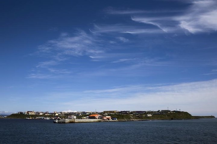 １２月１３日、菅義偉官房長官は午後の記者会見で、１５日からの日ロ首脳会談に臨む日本の立場について「北方４島の帰属問題を解決し、平和条約を締結するという基本路線に変わりはない」との認識を改めて示した写真は昨年９月、海上から国後島を撮影（２０１６年　ロイター/Thomas Peter）