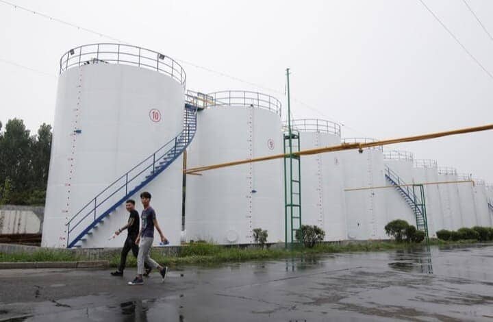 中国の石油業界で「ティーポット」と呼ばれる、国営石油会社に属さない独立系製油所は一時稼働が落ち込んでいたが、息を吹き返しそうだ。写真は山東省の工場に設置された石油タンク。2018年7月撮影（2022年　ロイター／Jason Lee）