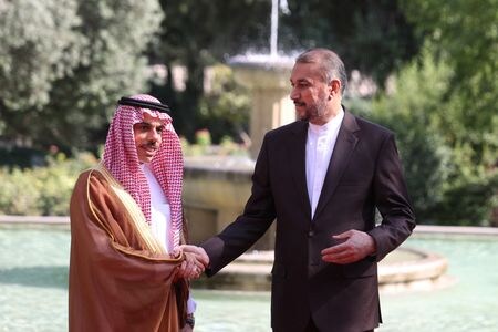 　サウジアラビアのファイサル外相（写真左）は１７日、イランとの関係正常化の一環として湾岸地域の海洋安全保障の強化を求める考えを表明した。写真はイランのアブドラヒアン外相（右）と握手するファイサル氏。テヘランで撮影。ＷＡＮＡ提供（２０２３年　ロイター）