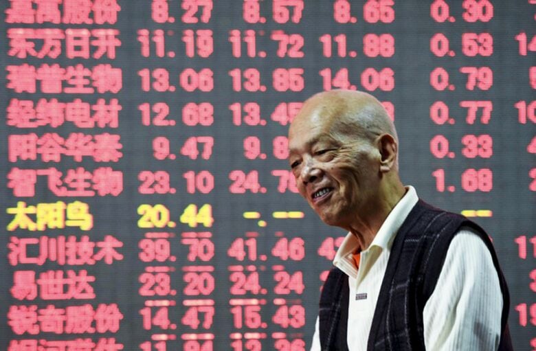 １０月１９日、中国・香港株式市場に資金が再び流入し始めており、投資家を市場へ呼び戻そうとする当局の数カ月に及ぶ努力に結実の兆しがみえてきた。杭州の証券会社で１５日撮影(２０１５年　ロイター)