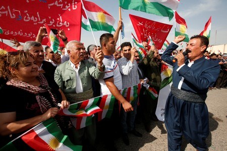 １０月１４日、シリアのクルド人勢力はトルコ軍の侵攻に対抗するためシリアのアサド政権軍と協力することで合意、シリア北部の将来に暗雲が垂れ込めた。写真は１２日、イラク北部エルビルで、トルコ軍のシリア侵攻に抗議するクルド人住民ら（２０１９年ロイター/Azad Lashkari）