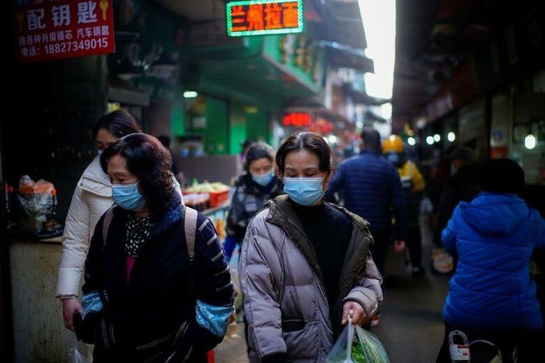 米国立アレルギー感染症研究所のファウチ所長は、2012年に中国・雲南省の鉱山で作業後に体調が悪化した作業員6人の情報を公開するよう中国に求めており、新型コロナウイルス感染症（COVID─19）の起源を探す上で重要な取り組みの1つとして注目を集めている。写真は2月8日、湖北省武漢の市場で買い物をする人々（2021年　ロイター/Aly Song）