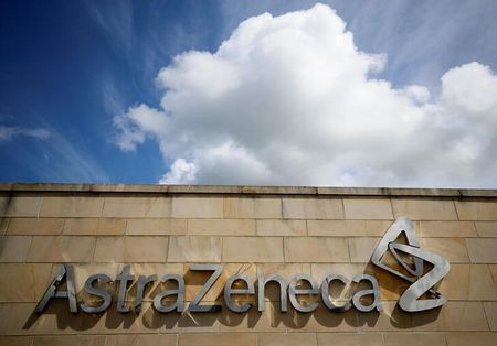 　英製薬大手アストラゼネカが１０日発表した第３・四半期決算は利益と売上高がアナリスト予想を上回った。写真は英マックルズフィールドで２０２１年５月撮影（２０２２年　ロイター／Phil Noble）
