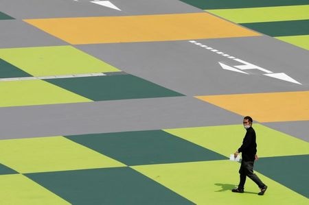 　４月２３日、株高の流れを受け、取引関係強化などのために地方銀行が持ち続けている「政策保有株」が収益を支える役目を果たしている。都内の商業施設で８日撮影（２０２１年　ロイター/Kim Kyung-Hoon）