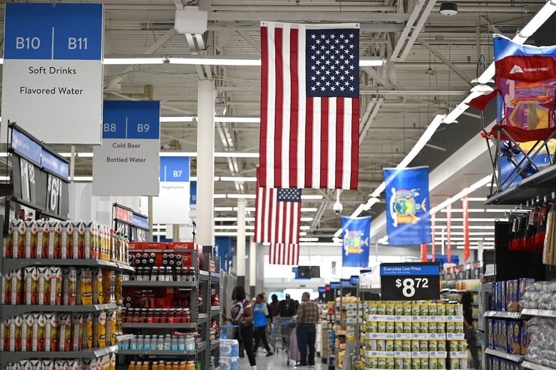 3月15日、ウォルマートのマクミロンCEOは高関税による「トランプの世界貿易戦争」で一部商品は値上げせざるをえないと語った（ニューヨーク州のスーパーセンター）　Photo by Anthony Behar/Sipa USA)
