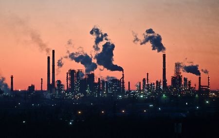 米国時間の原油先物は北海ブレント先物が約１％上昇し９カ月ぶりの高値を付けた。２０２２年３月撮影（２０２３年　ロイター/Alexey Malgavko）