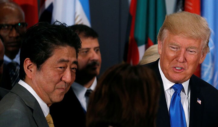国連主催の昼食会で隣り合わせに座るトランプと安倍　Kevin Lamarque-REUTERS