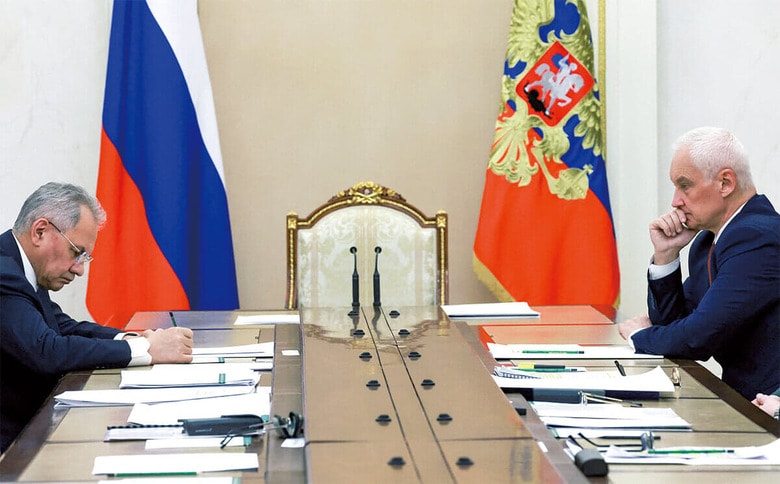 プーチンとの会合に臨むショイグ前国防相（左）とベロウソフ新国防相（5月15日）　VYACHESLAV PROKOFYEVｰPOOLｰSPUTNIKｰREUTERS