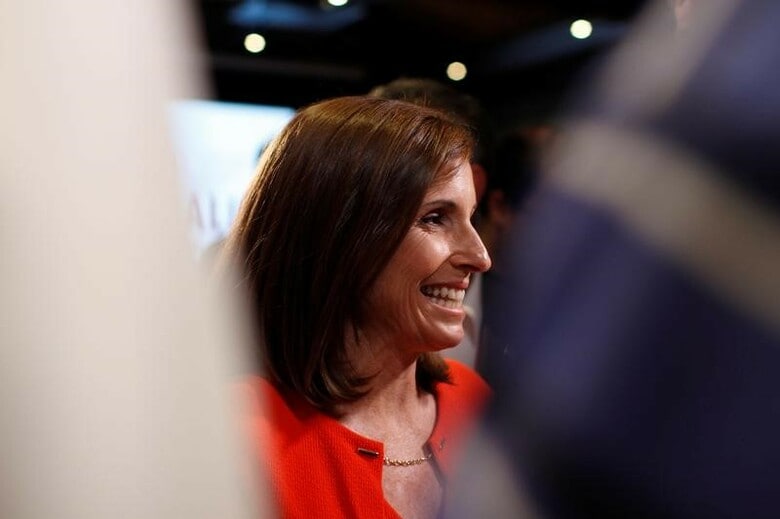 １０月１５日、米中間選挙では激戦区アリゾナで上院議員のポストを巡り女性同士の対決となった。民主党のカイルステン・シネマ候補の選挙活動は高い評価を得ていたが、共和党のマーサ・マクサリー候補（写真）が急追している。写真は８月、共和党の予備選で勝利を収めたマクサリー候補（２０１８年　ロイター/Nicole Neri）