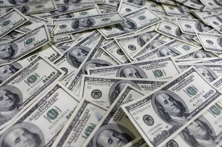 　１２月２２日、正午のドルは、前日ニューヨーク市場午後５時時点とほぼ同水準の１１７．５５／５７円だった。写真はソウルで２０１３年１月撮影（２０１６年　ロイター/Lee Jae Won）