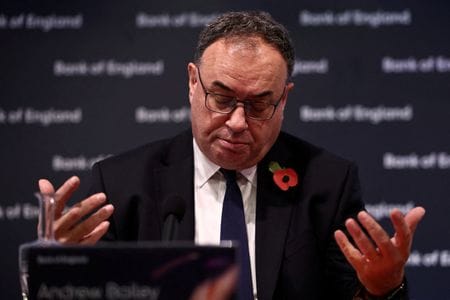 イングランド銀行（英中央銀行）のベイリー総裁は８日、利下げについて議論するのは時期尚早だと指摘、その上でインフレ率が２年以内に目標水準まで低下すると「楽観」していると述べた。２日の代表撮影。（2023年　ロイター）