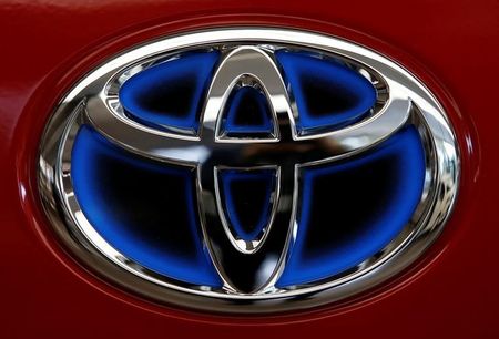 　トヨタ自動車の社長が約１４年ぶりに交代し、４月から佐藤恒治氏率いる新たな経営体制が始動する。写真は同社のロゴ。東京都内で２０１７年２月撮影（２０２３年　ロイター／Kim Kyung-Hoon）