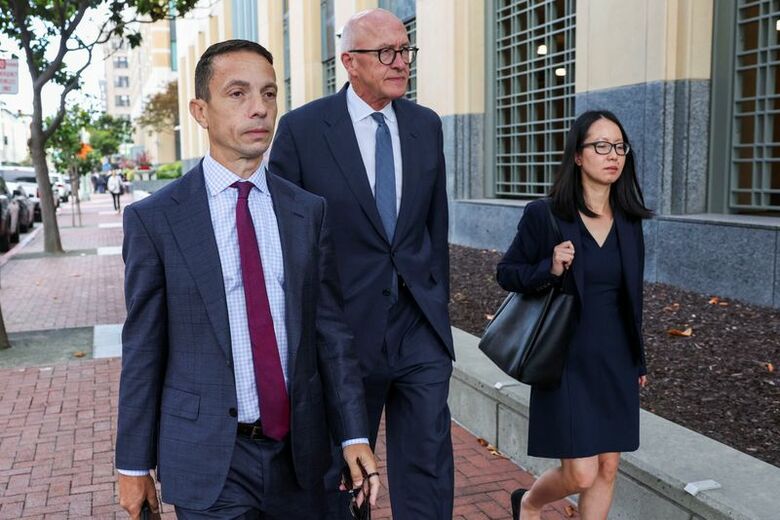写真は２６日、米カリフォルニア州オークランドの裁判所を後にするメタ・プラットフォームズの弁護士ブライアン・ステクロフ氏（左）。REUTERS/Manuel Orbegozo
