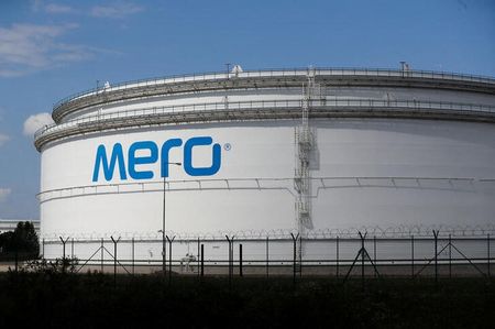 アジア時間の原油先物は小幅に続落している。写真は、チェコ国内にある原油貯蔵タンク。２０２２年８月１０日に撮影。（２０２２年　ロイター／David W Cerny）