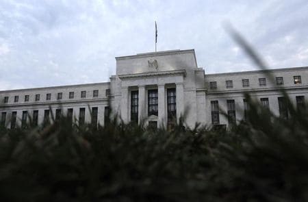 　２月２５日、米連邦準備理事会（ＦＲＢ）は、議会向けの半期金融政策報告で、労働力不足と急速な賃金上昇が続けばインフレ高進が予想以上に長引く可能性があると警告した。写真はワシントンで２０１３年７月撮影（２０２２年　ロイター/Jonathan Ernst）