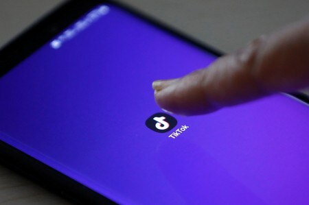 　１０月２９日、動画投稿アプリ「TikTok（ティックトック）」を展開する中国の字節跳動（バイトダンス）は、２０２０年第１・四半期にも香港市場に上場することを検討している。写真はスマートフォンの画面に映るテッィクトックのロゴ。２月２１日、インドのムンバイで撮影（２０１９年　ロイター/Danish Siddiqui）