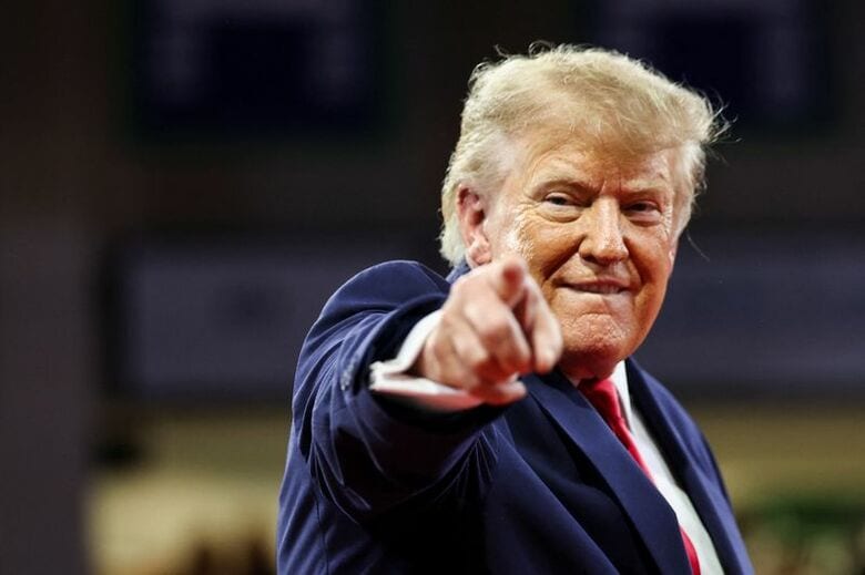 米フロリダ州フォートマイヤーズで開かれた集会で演説するトランプ大統領。２３日撮影。REUTERS/Umit Bektas
