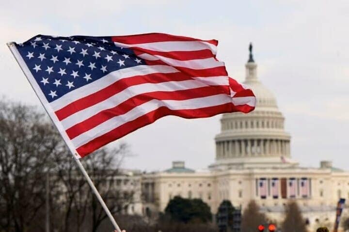 トランプ米大統領と側近で実業家のイーロン・マスク氏が政府の抜本改革に向けて連邦機関の多くを廃止する動きを加速させる中、複数の政府機関で大量解雇が始まったと、労働組合筋などが２月１３日明らかにした。写真は抗議デモの様子。１月２４日、ワシントンで撮影（２０２５年　ロイター/Elizabeth Frantz）