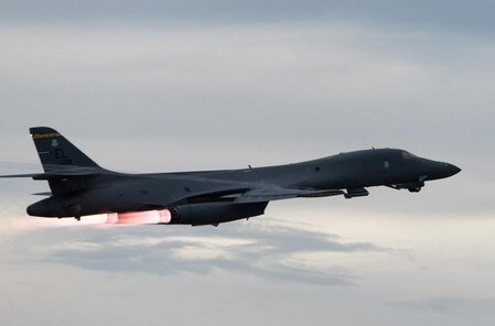 　１２月６日、今週始まった米韓合同軍事演習の一環で、米軍の戦略爆撃機Ｂ─１Ｂ「ランサー」（写真）が同日、朝鮮半島上空を飛行する。１０月撮影、米空軍提供（２０１７年　ロイター）